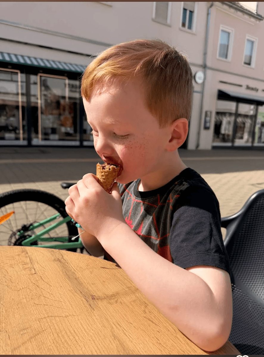 Junge genießt sein Eis