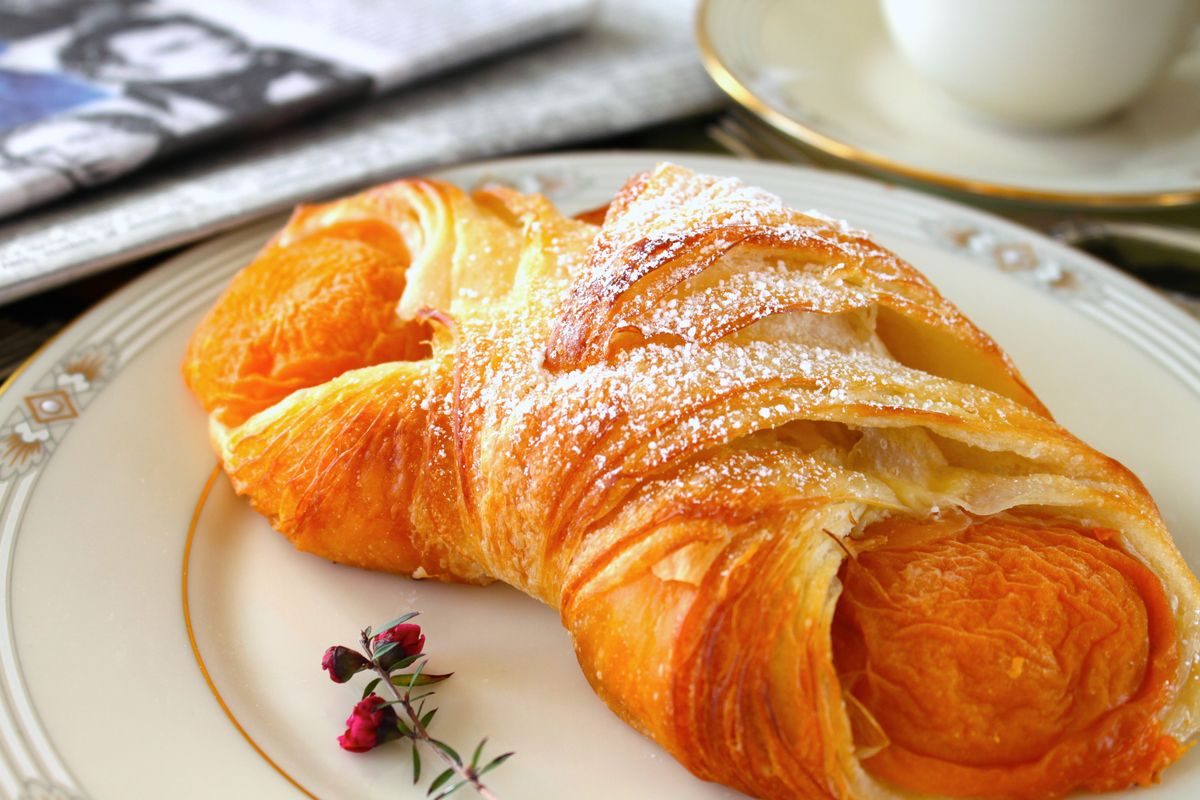 Croissant mit Aprikosenmarmelade