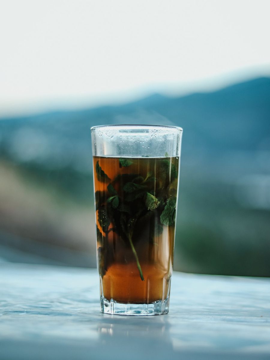 Frische Minze, heiß aufgegossen